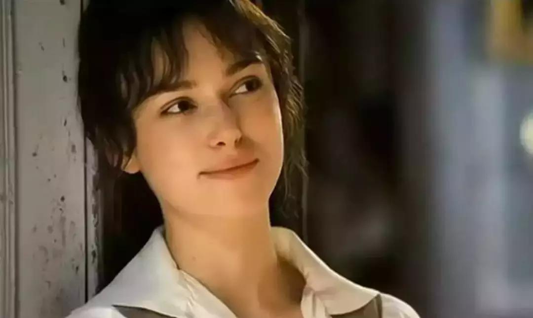 凯拉奈特莉颜值巅峰,平胸也可以很高级