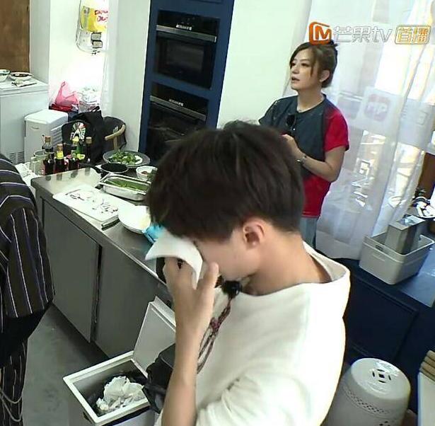 王俊凯被蚊子咬眼睛,王俊凯洋葱片段