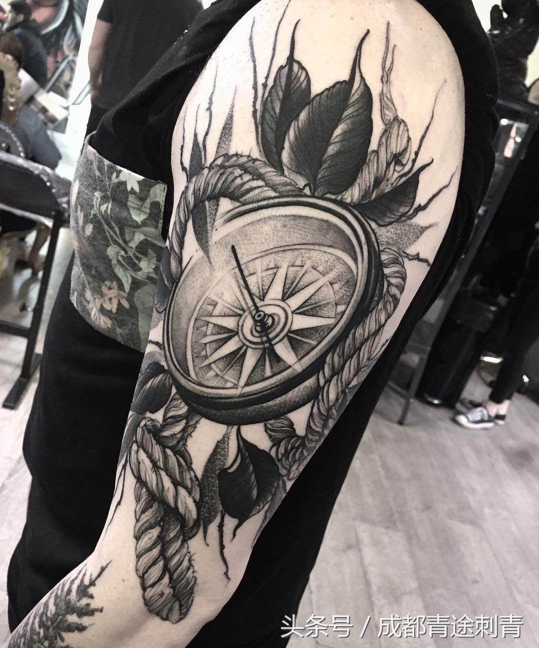 从球场到纹身店,一个差点被足球“耽误”的纹身师