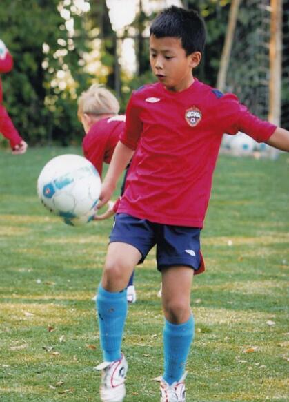 国青天才宣布进入欧洲豪门留洋,混血足球少年