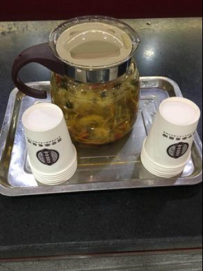 老百姓大药房为高温勇士撑起一把“清凉伞”