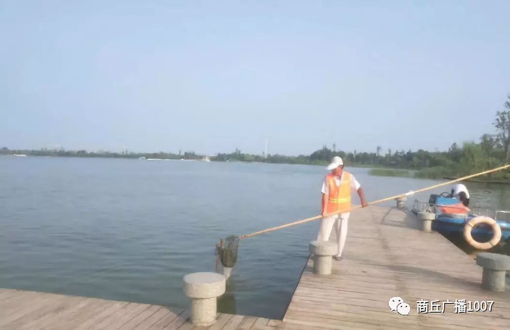 「炎夏商丘：致敬最美劳动者」烈日下、人海中、车流里……那一道金色的亮光！