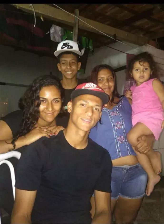 逆袭神话！曾在贫民窟长大买不起鞋，如今在英超证明自己仅用1年