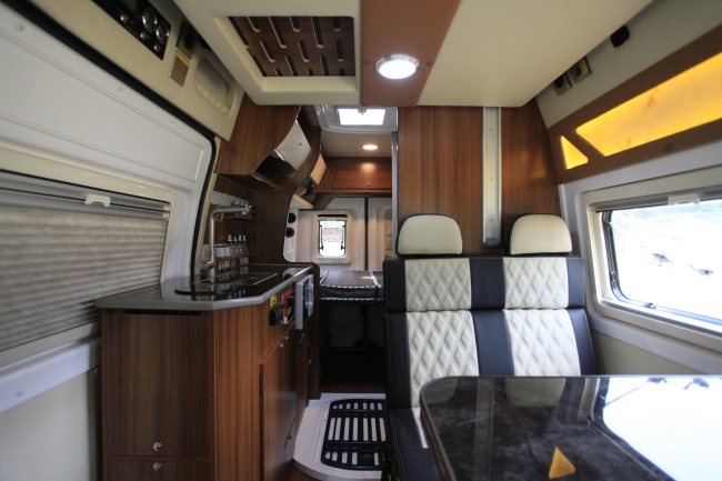 810沈阳房车展销会车型抢先看之一：自行式大通B型、C型