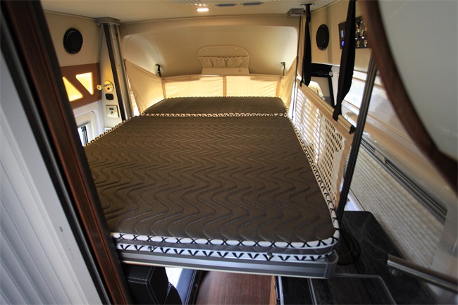 810沈阳房车展销会车型抢先看之一：自行式大通B型、C型