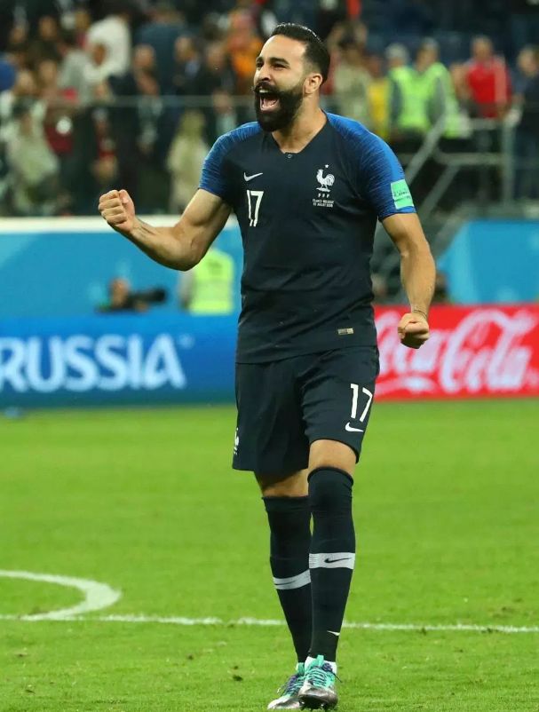 她曾结婚3次,和前夫相识4天闪婚!如今和小自己18岁的法国脚相恋