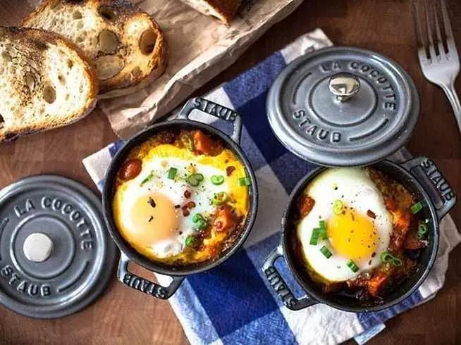 这里有口死沉死沉的铸铁锅麻烦你背下