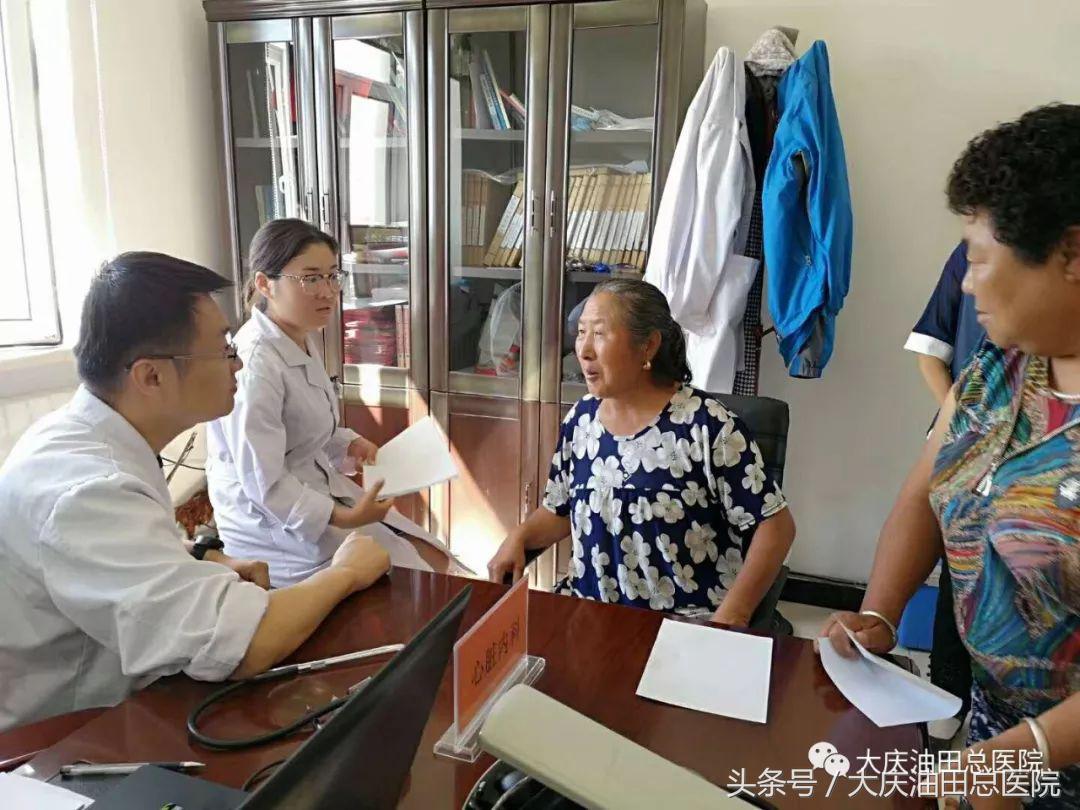 医生鞠躬送别死去病人,义诊庆祝首个中国医师节