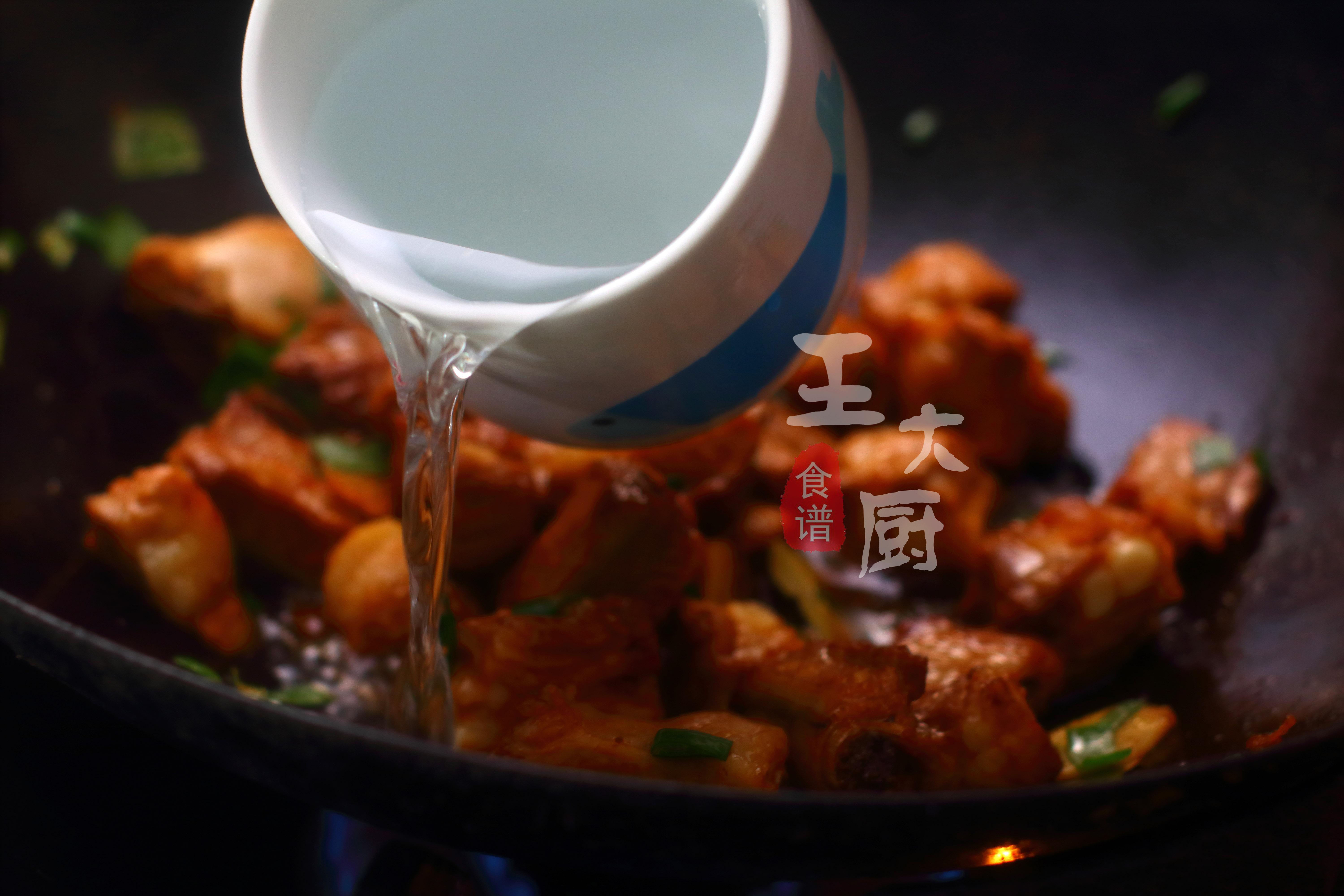 红烧排骨放土豆好吃还是不放好吃,红烧排骨的家常做法加土豆干香菇