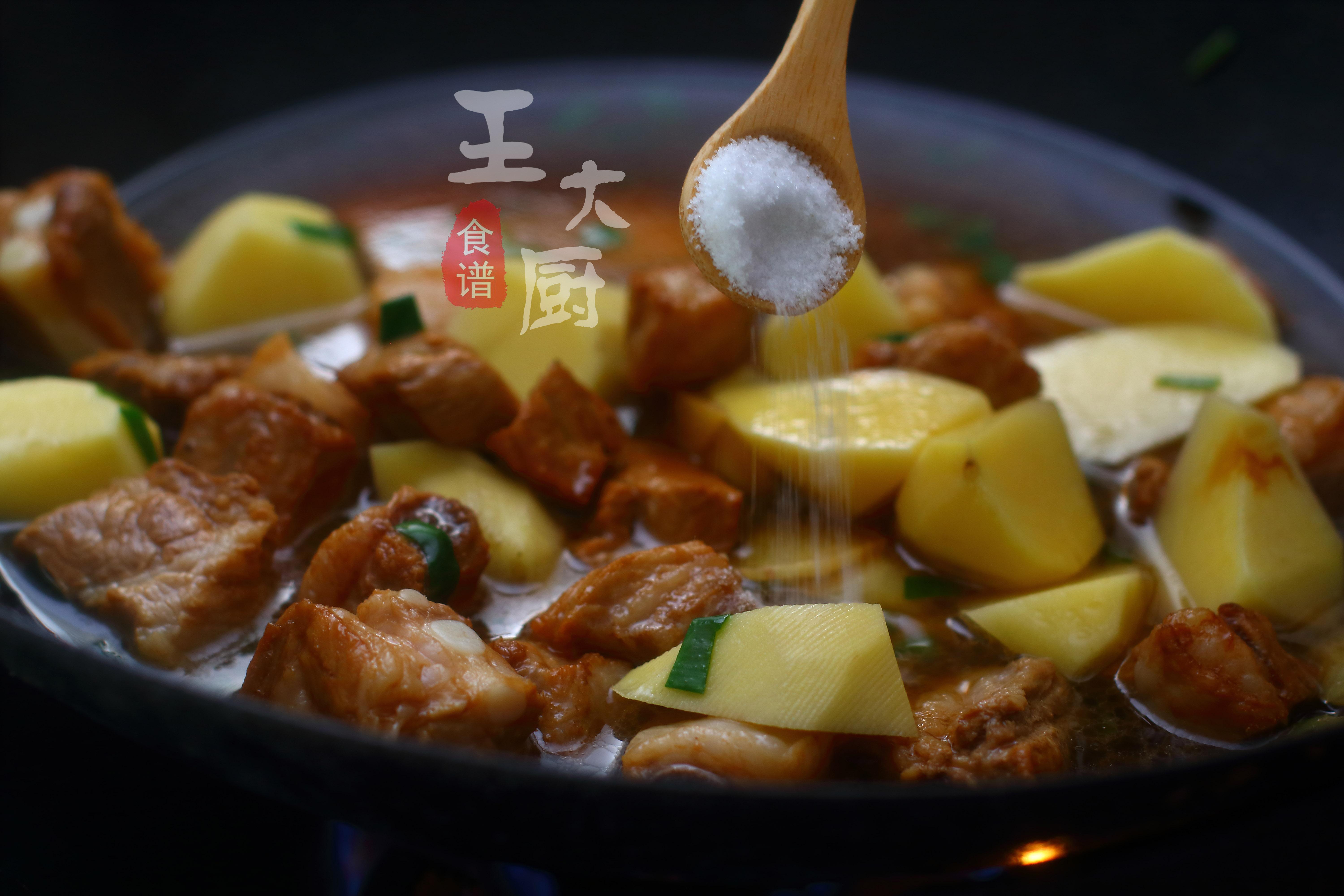 红烧排骨放土豆好吃还是不放好吃,红烧排骨的家常做法加土豆干香菇