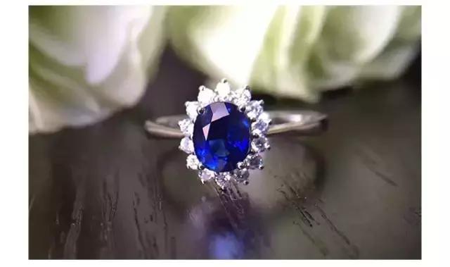 别光盯着宝石大不大！戒托选不对再好的戒指都白费