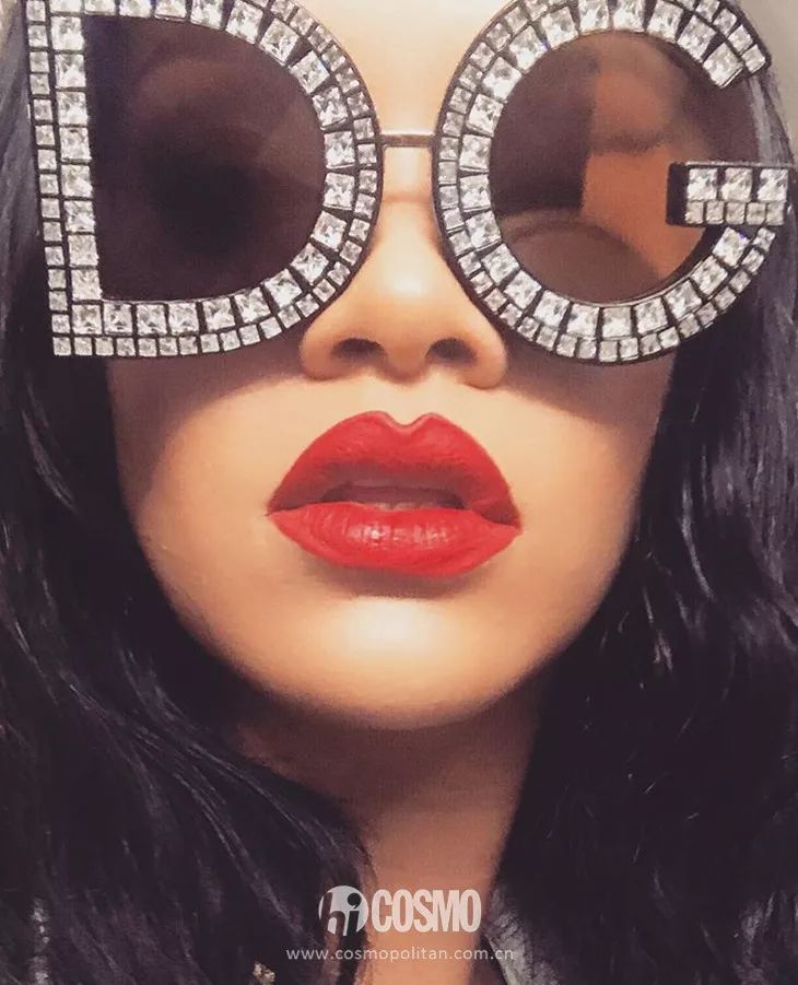 世界上第一支口红是哪个品牌,世界上第一支口红