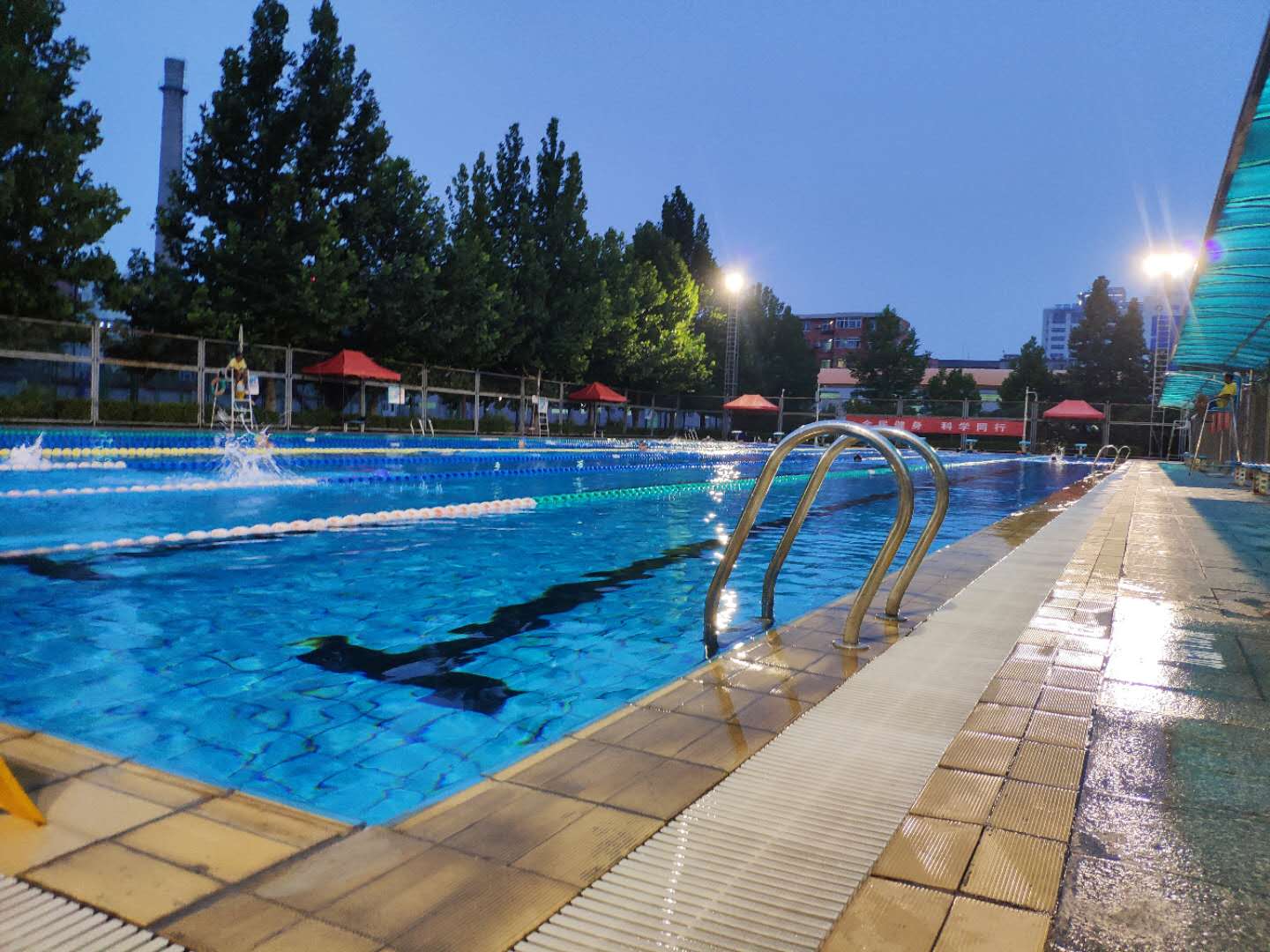 露天泳池有什么缺点,露天泳池的劣势