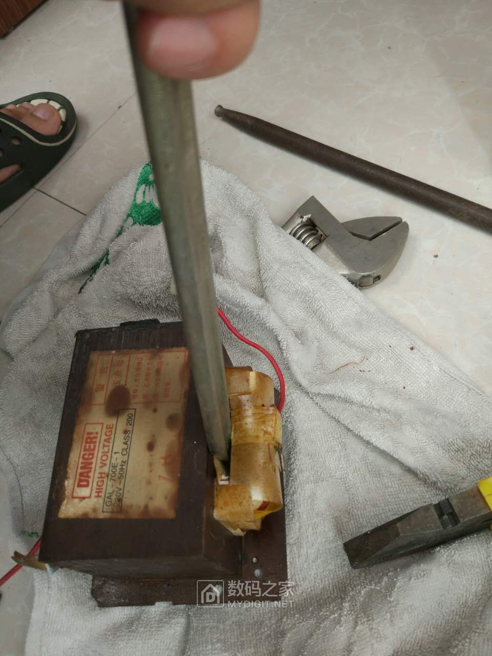 怎样拆微波炉变压器才能改点焊机,报废微波炉改点焊机