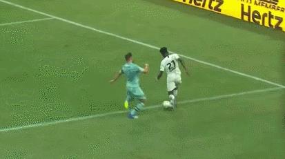 阿森纳10号厄齐尔庆祝动作,阿森纳11-12赛季队长