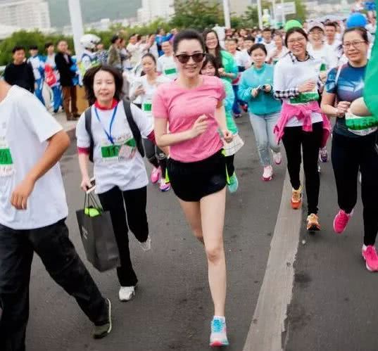 被50岁许晴的臀刺激了！美臀杀，我只服“许晴趴”