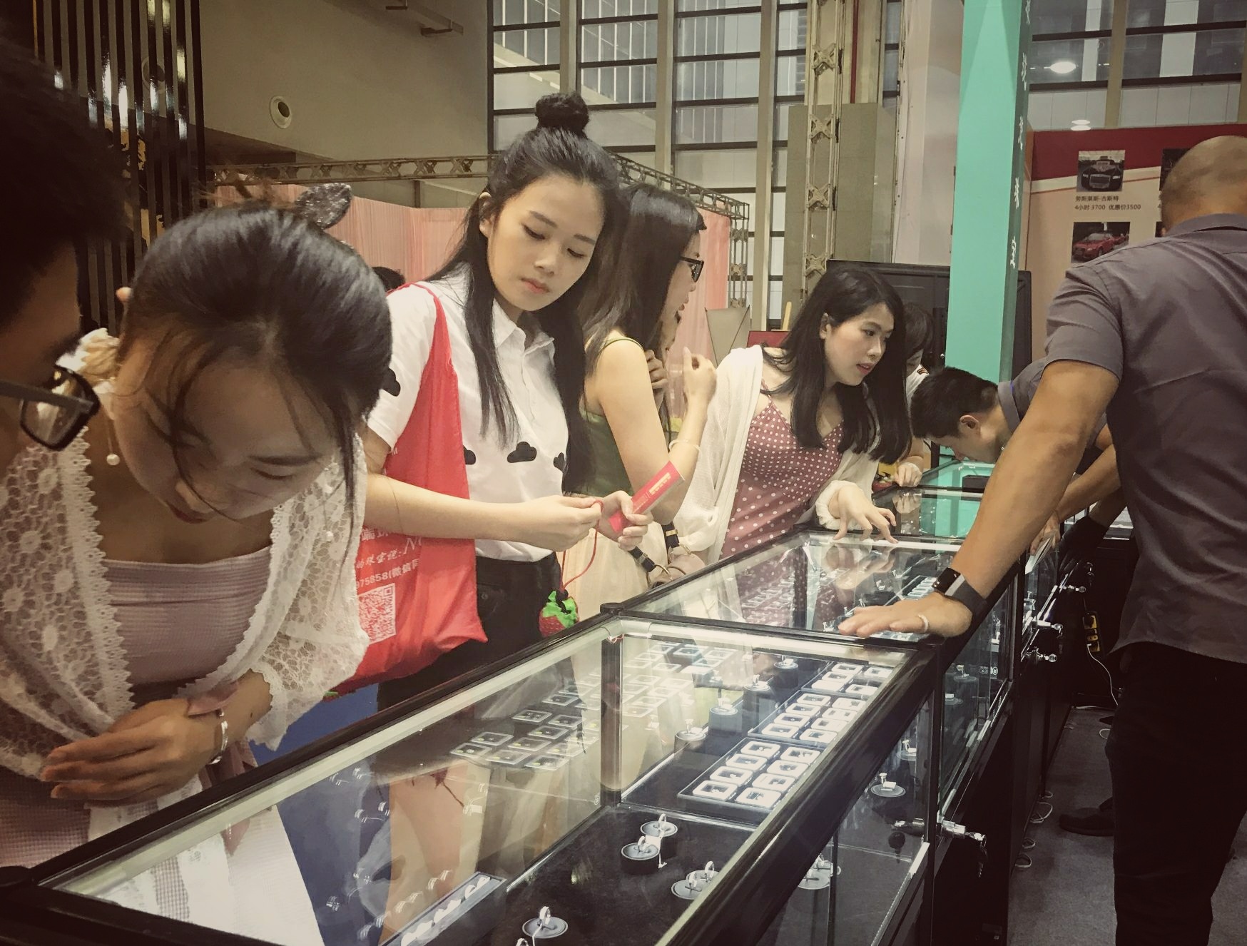 一万多美女帅哥冲进来疯狂地买买买，这三天他们都经历了什么……