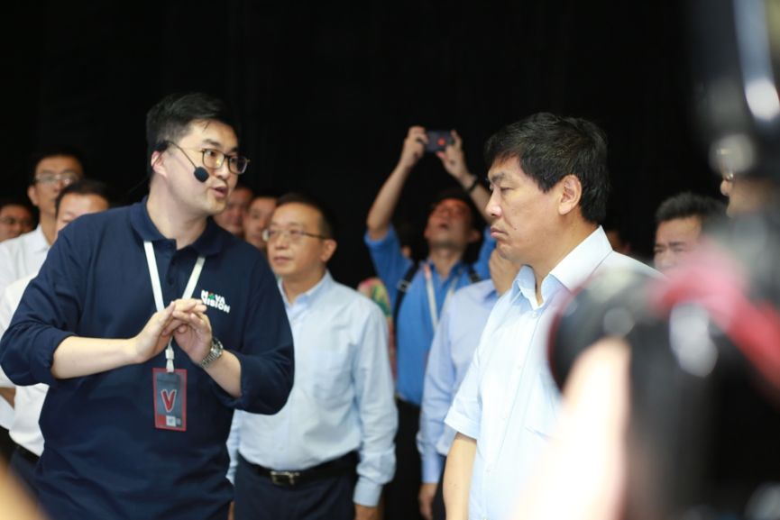 “眼镜之王”的进击：“时代变了，如果不跟着变就要完蛋”