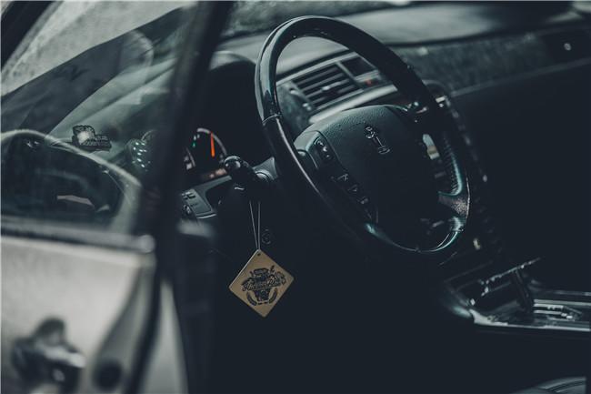 白外黑内反差强烈，为了成为VIP大佬车友竟将两部皇冠“合二为一”