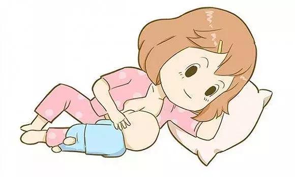 新生儿喂奶的正确体位教学,别老是躺着喂奶