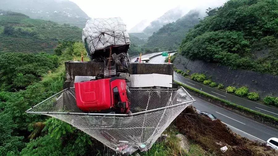 重型卡车冲出悬崖,卡车从悬崖下掉下来的救援视频
