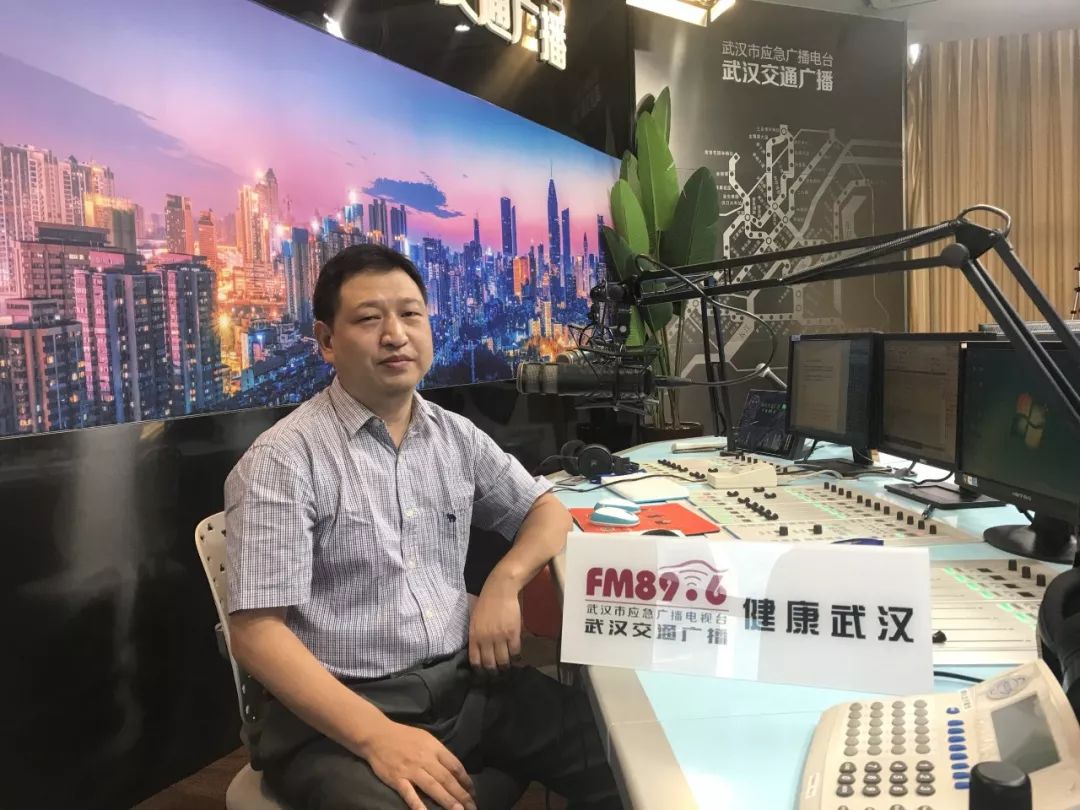 手上长小水泡感觉疼怎么回事夏天,夏天手上长小水泡脱皮是什么原因