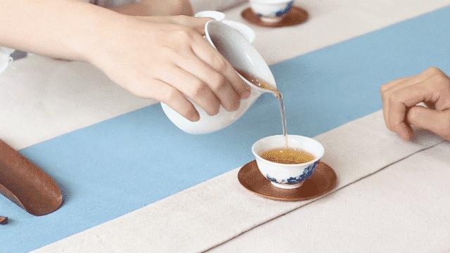 别人给你倒茶为什么要用手敲桌面,别人给你倒茶为何敲桌两下