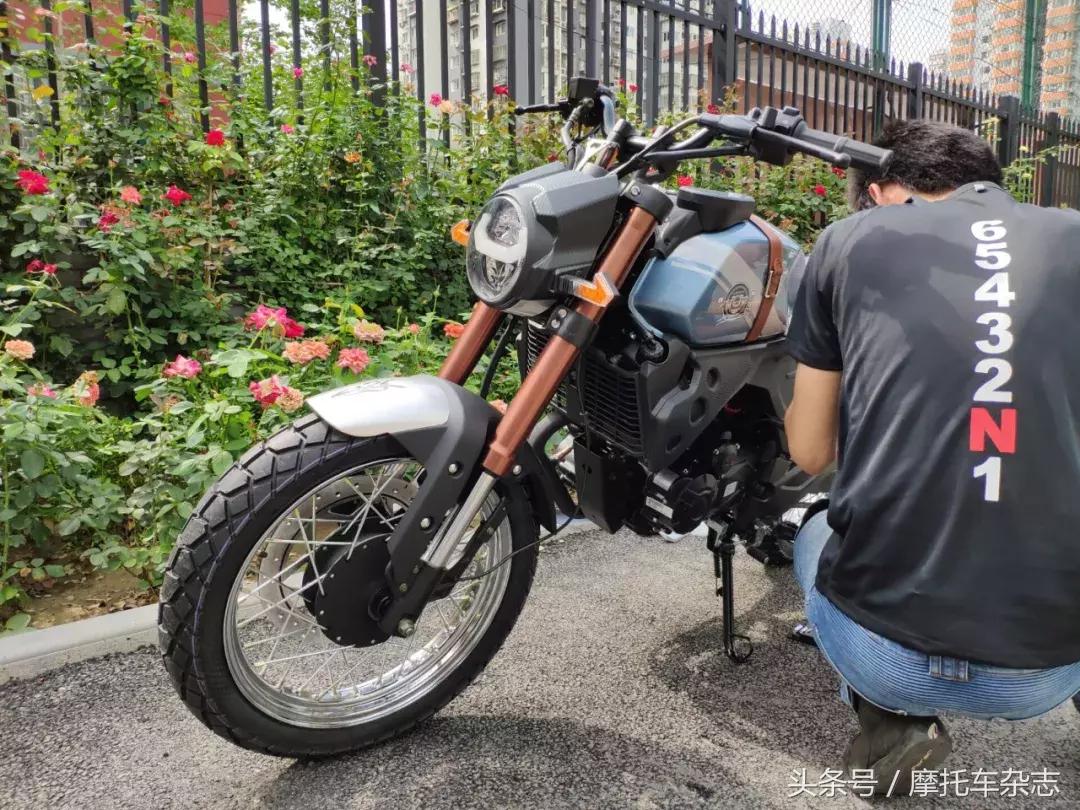 全车LED，仪表在油箱上，原厂钥匙竟然是开瓶器，力帆KPM200开箱