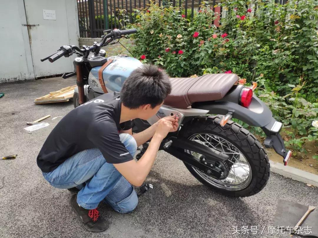 全车LED，仪表在油箱上，原厂钥匙竟然是开瓶器，力帆KPM200开箱