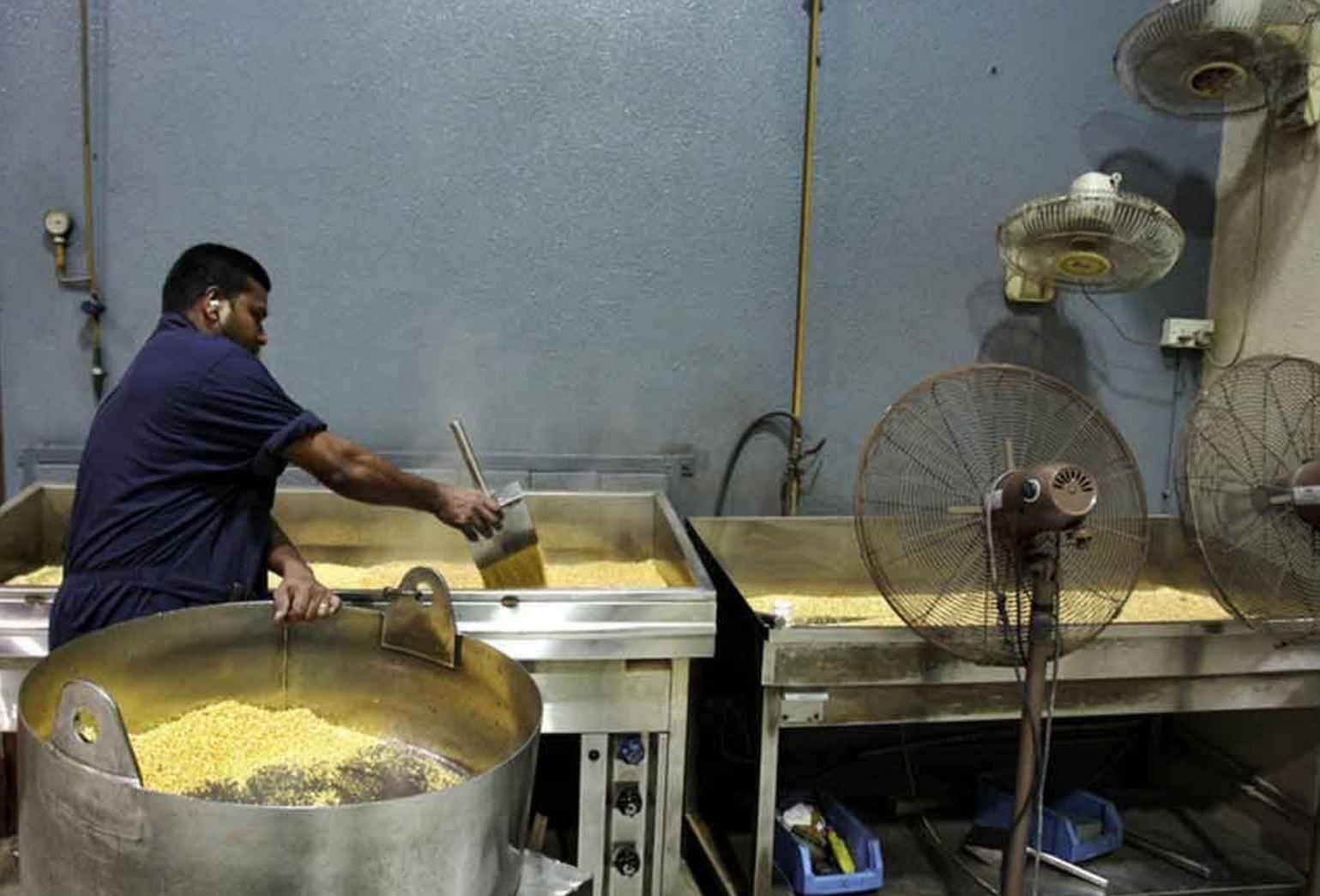 迪拜黄金不值钱吗？制作的地方简陋至极，你都不敢相信