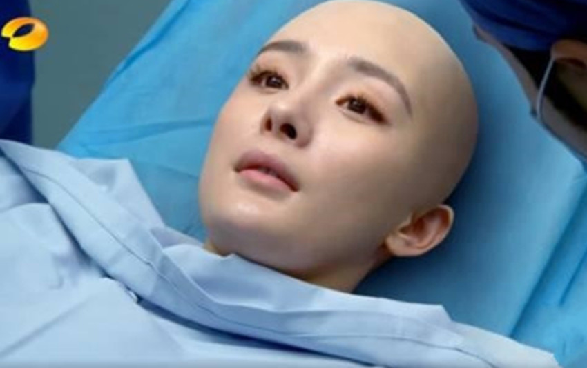 赵丽颖长发剪成光头,赵丽颖剃光头的视频