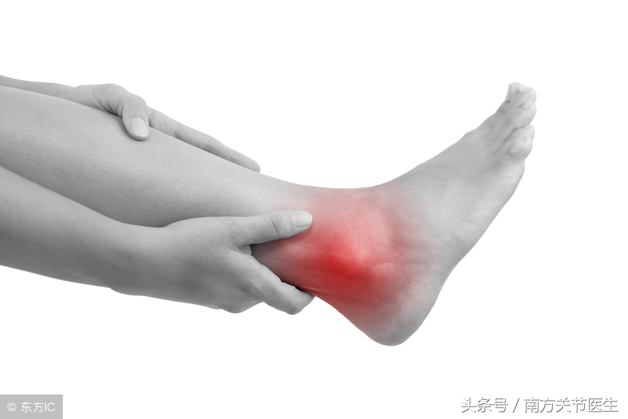 打羽毛球时扭伤脚,打羽毛球容易崴脚怎么办