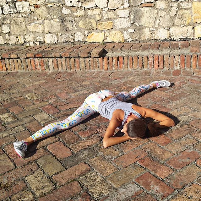 腿粗腿不直的多练这个动作,直腿瘦腿拉伸入门