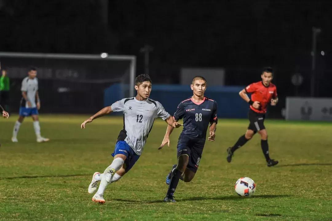 *疆新**大学生夺得全国大学生足球联赛校园组冠军