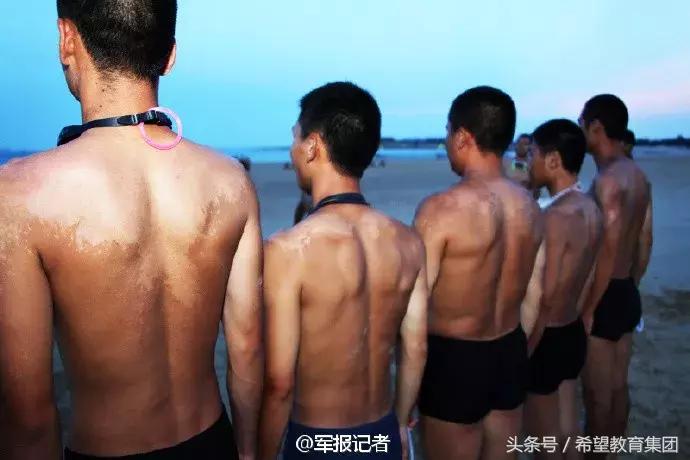 “战友，别忘涂抹防晒霜！”