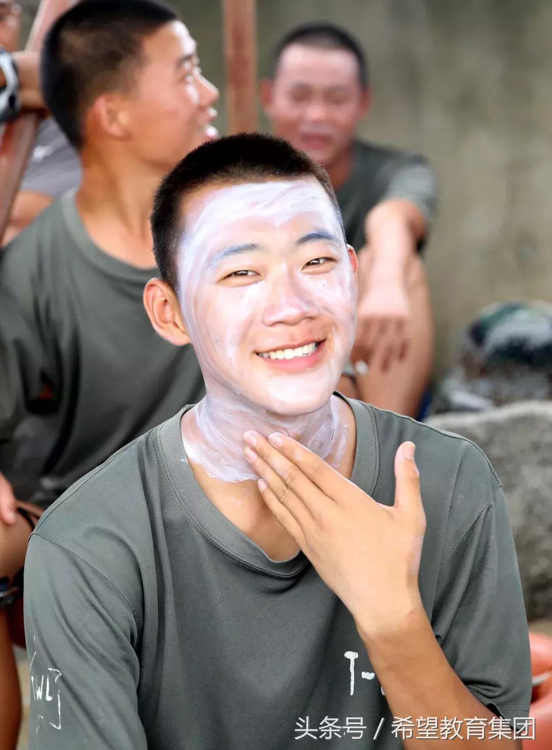 “战友，别忘涂抹防晒霜！”