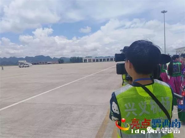 兴义万峰林飞机降落视频夜景,兴义万峰林机场飞机起飞视频