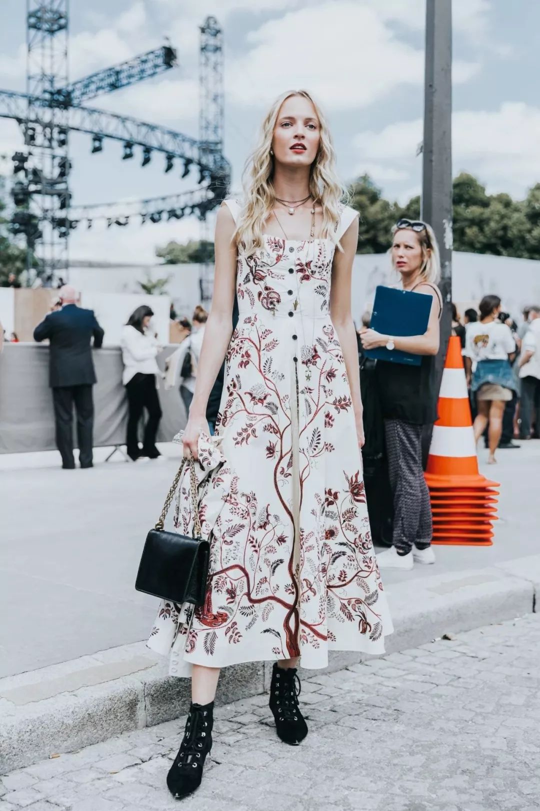 平胸如何穿出好身材,平胸怎么显身材