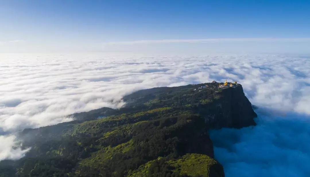 峨眉山吃住玩一体的地方,峨眉山徒步休息住宿
