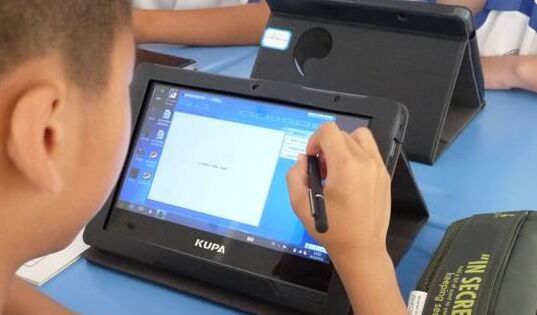 激光投影对比投影机,激光投影与液晶电视相比哪个好