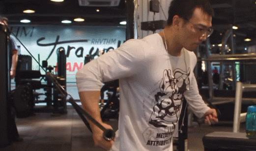 产后胸部干瘪下垂如何练胸肌,胸肌练不大怎么办教你一招