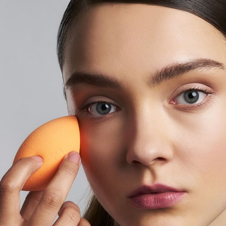 粉底液上底妆的正确方法,粉底斑驳不服帖几招还你完美底妆