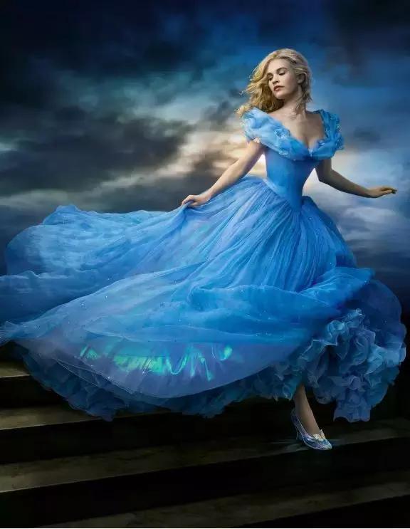 女孩穿上水晶鞋可以操控整个世界,穿上水晶鞋变成美女