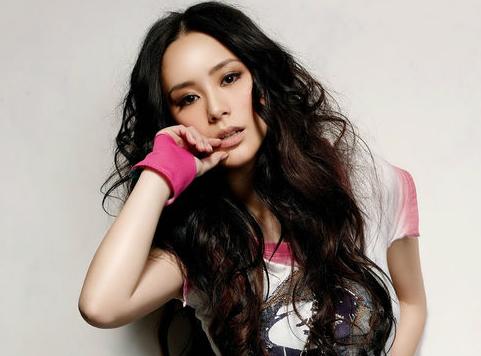 曾出身寒门的4大女星，阿娇曾居无定所，她却被喂过“狗食”