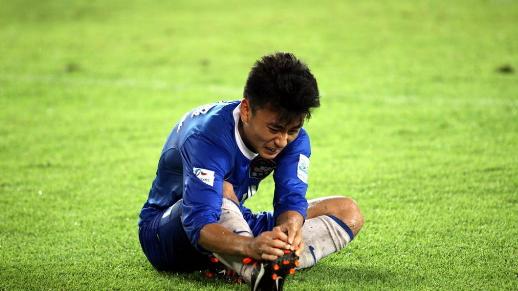 球场拖延症得靠“神医”来治？装伤小把戏已拖中国足球后腿