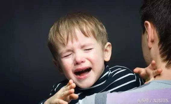 孩子突然变得敏感易哭怎么办,如果你的孩子胆小内向不敢说话