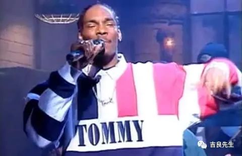 让时装变得民主化，他一直在这么做