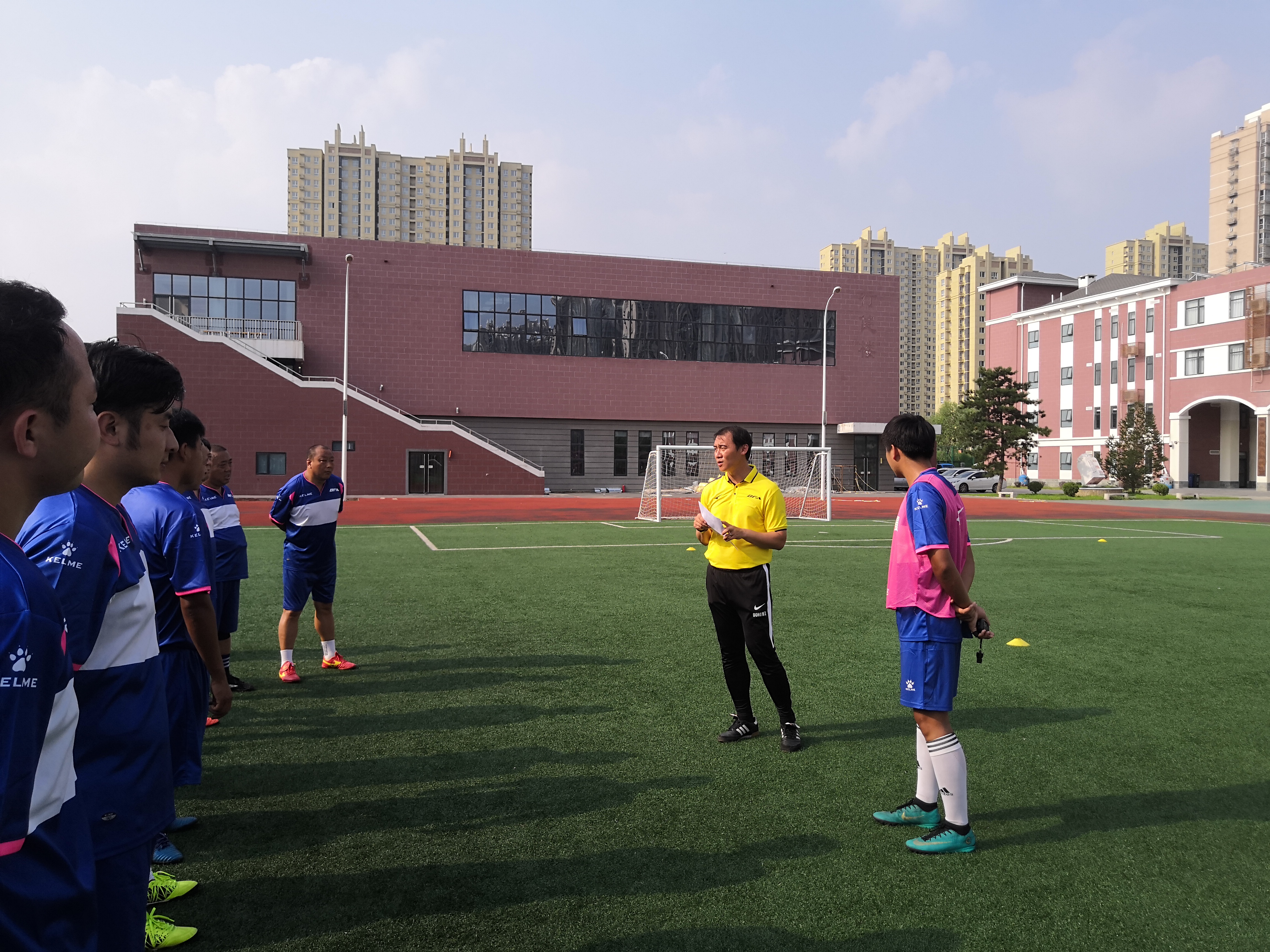 激情盛夏绿茵赛场展雄风,夏日炎炎篮球场