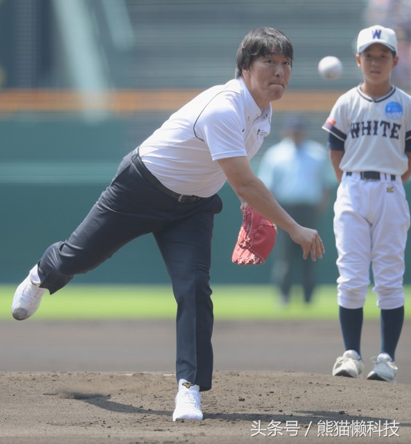 日本高中棒球赛甲子园开幕，日本皇太子出席
