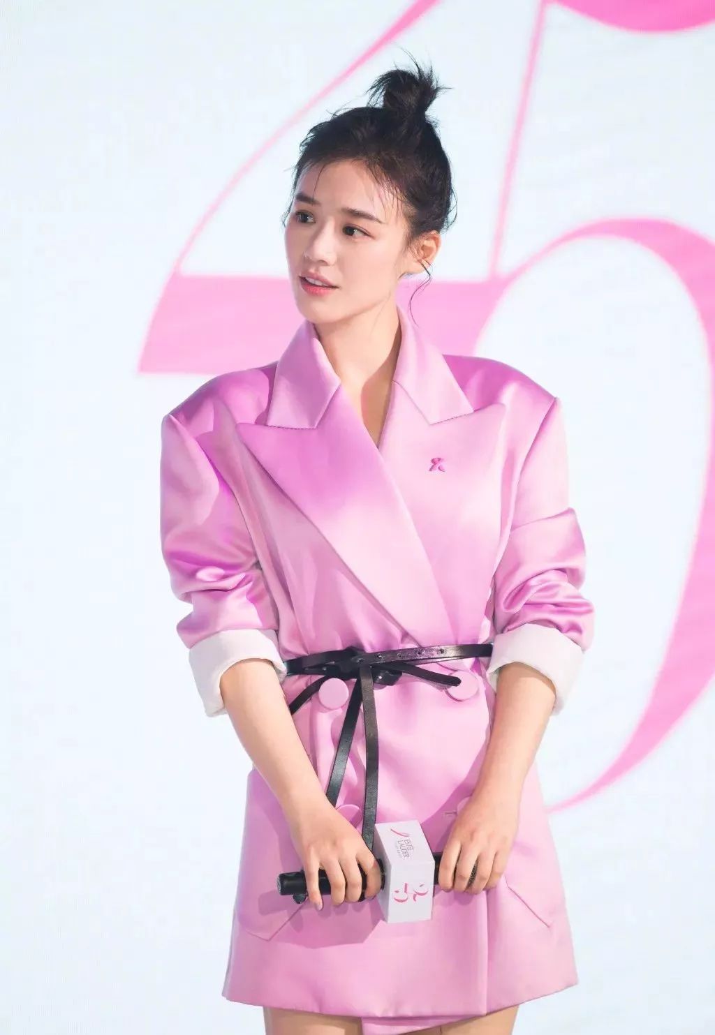 方便好看又无需打理的短发造型,给大家分享一款短发造型教程